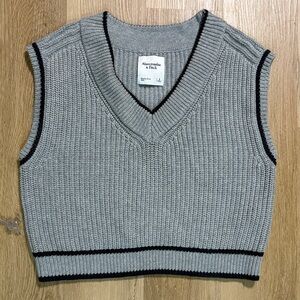 Women’s Abercrombie & Fitch Gray V-Neck Sweater Vest size small
